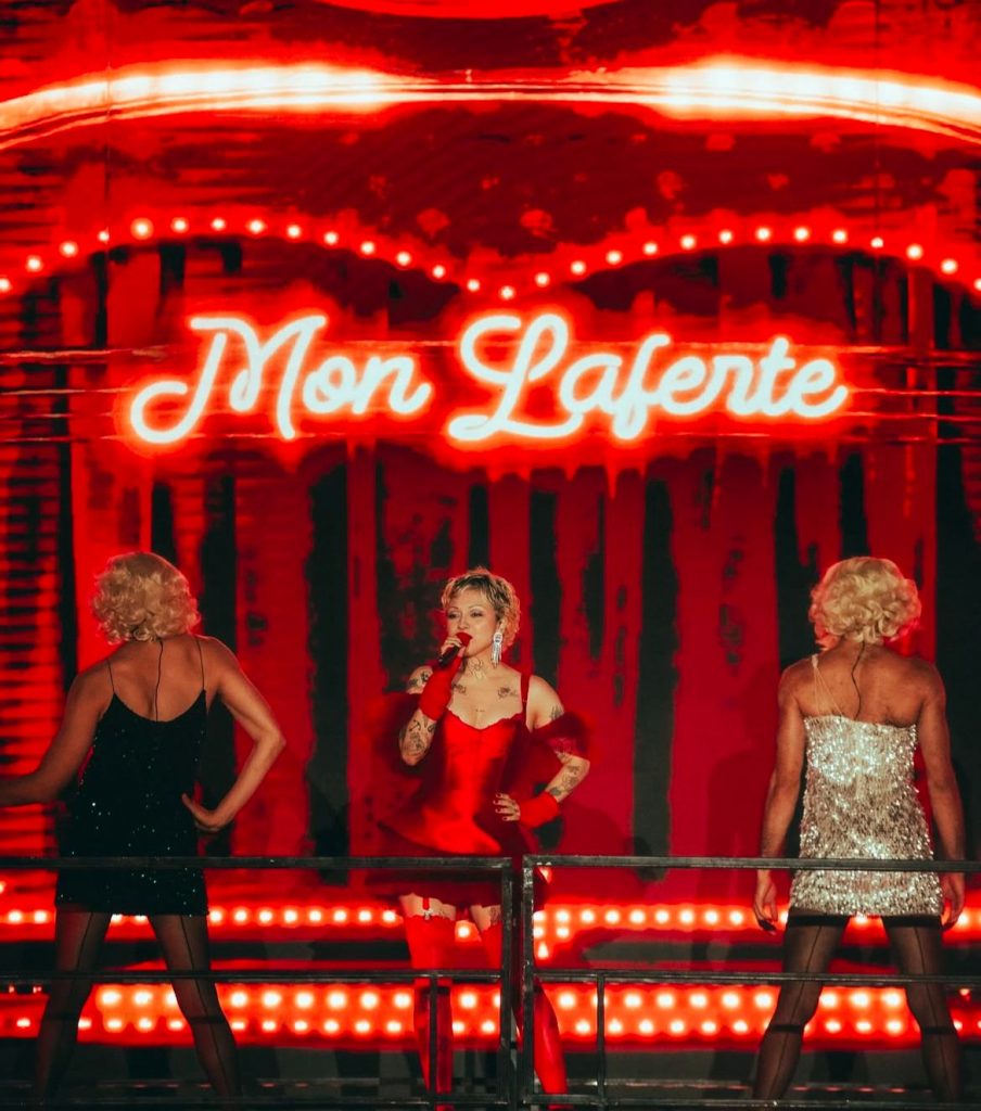 Mon Laferte brilla en Lollapalooza 2025 con una emotiva presentación en el escenario “Smart Fit”