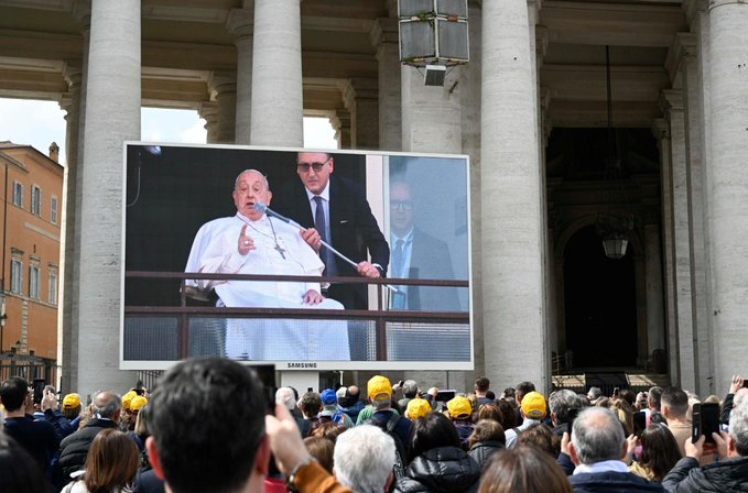 El Papa Francisco reapareció en público tras recibir alta médica