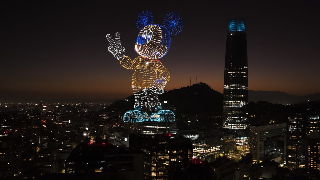 La magia de Mickey Mouse se tomó el cielo santiaguino en una activación con IA