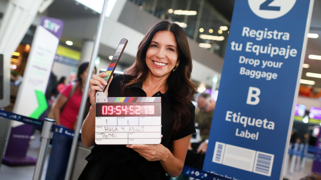 “Hola y adiós” vuelve renovado: 100 historias, tecnología y emociones en el aeropuerto