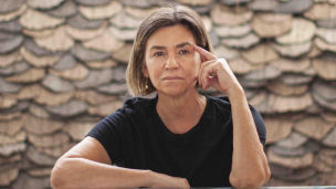 María José Mir transforma la memoria en arte con una playa textil en la Sala de Arte CCU