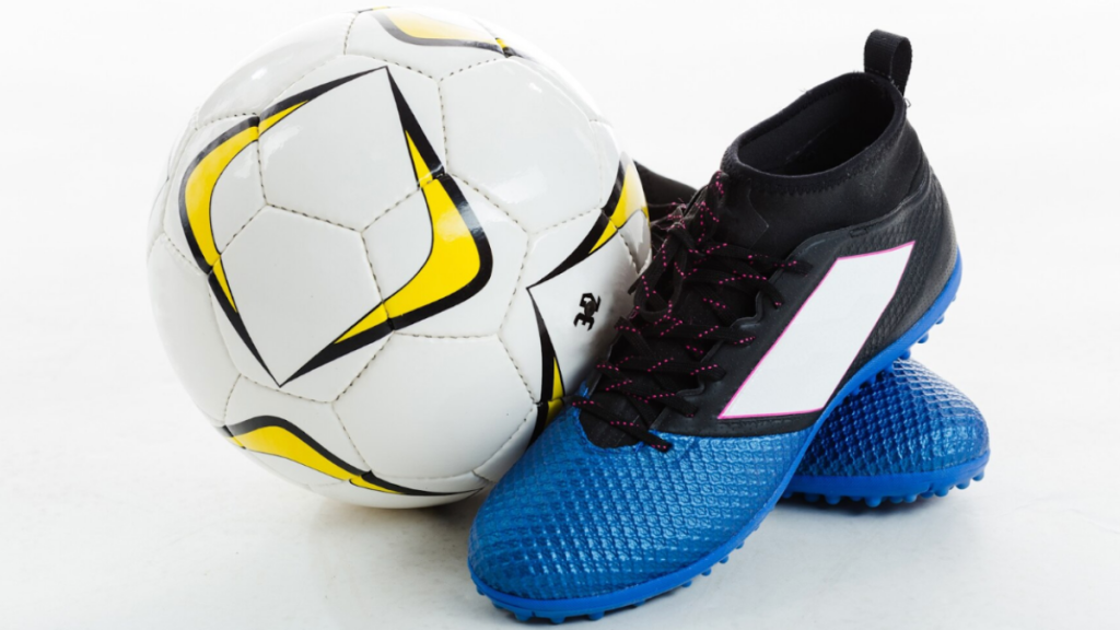 Menos resbalones, más goles: La clave para elegir pelotas y zapatillas, según el tipo de cancha