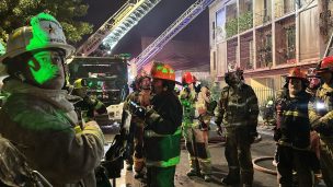 Incendio en el centro de Santiago moviliza a 18 compañías de Bomberos