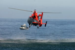 Dos funcionarios de la Armada resultan lesionados tras caer de un helicóptero en Concón