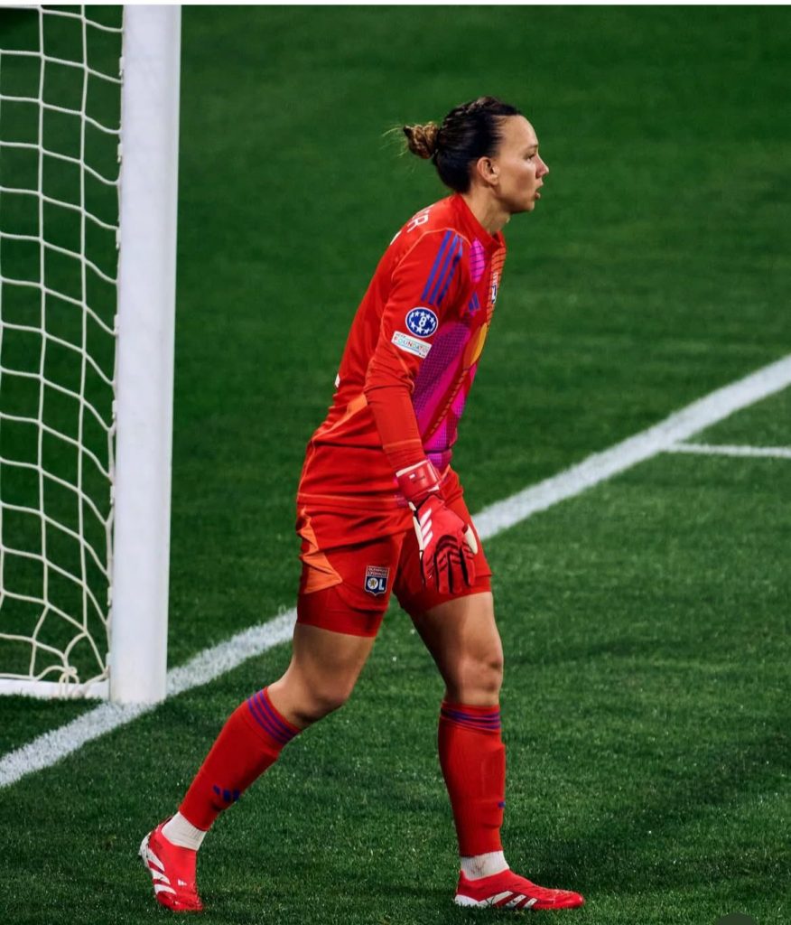 Christiane Endler vive jornada amarga con autogol en la derrota del Lyon frente a Arsenal