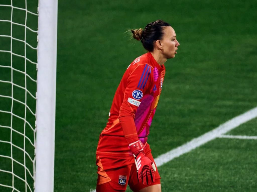 Christiane Endler vive jornada amarga con autogol en la derrota del Lyon frente a Arsenal