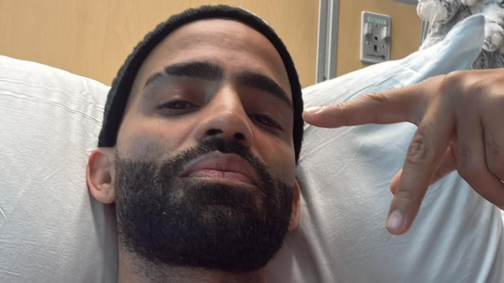 Arcángel preocupa a sus fans desde una camilla: “Tengo un corazón enfermo, pero no dejará de latir”