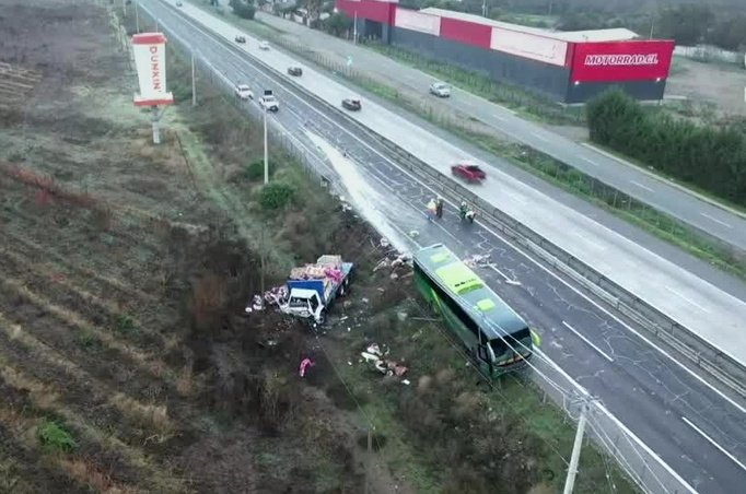 Choque de bus en Curacaví provoca cierre parcial de la Ruta 68