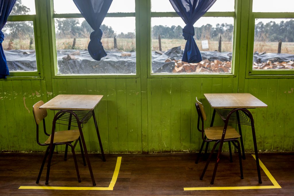 Suspenden clases en Puerto Varas tras paso de tornado: gran parte de la comuna permanece sin luz