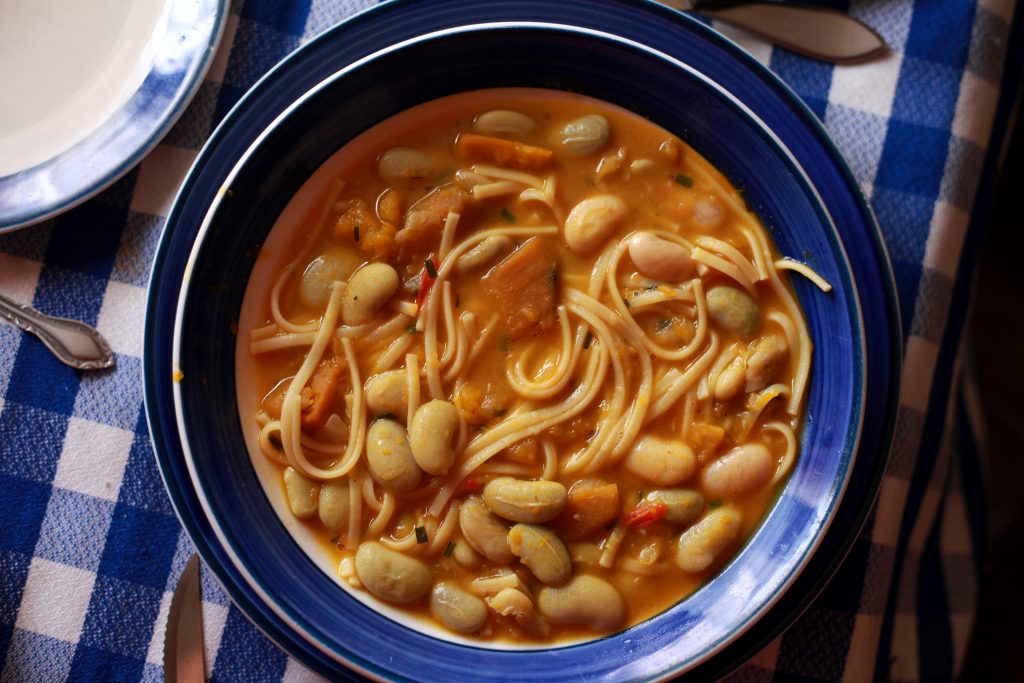 Comida de invierno: cómo preparar unos clásicos porotos con rienda en casa