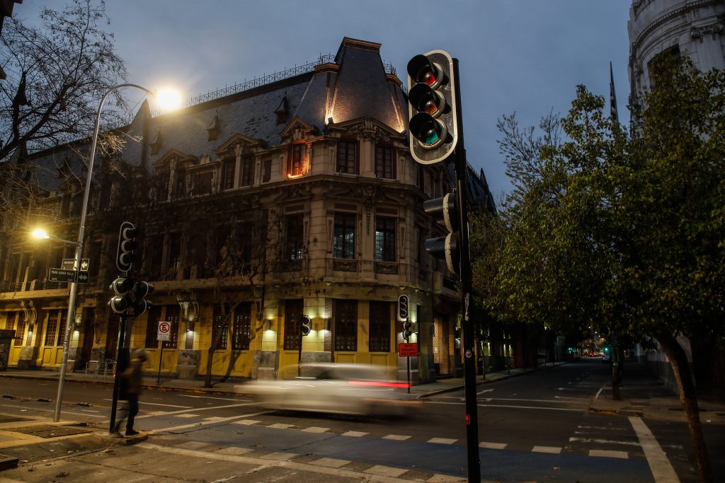 Emiten aviso por viento en ocho regiones del país: Hasta 70 km/h en la Región Metropolitana