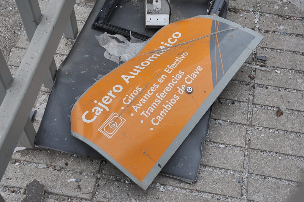 San Joaquín: Detonan cajero automático sin éxito y dejan abrojos en las calles