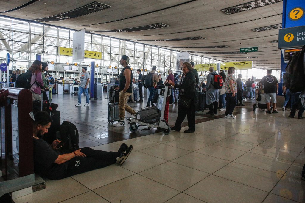 Calidad del servicio aéreo: aumenta la puntualidad y disminuye la tasa de reclamos contra aerolíneas
