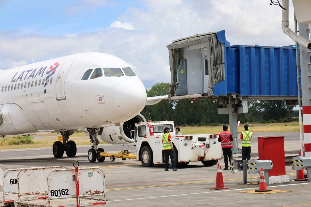 Aeropuerto de Santiago suspende brevemente sus operaciones por presencia de aves