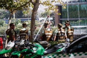 Bomberos rescatan a dos personas tras caída de vehículo al río Mapocho en el centro de Santiago