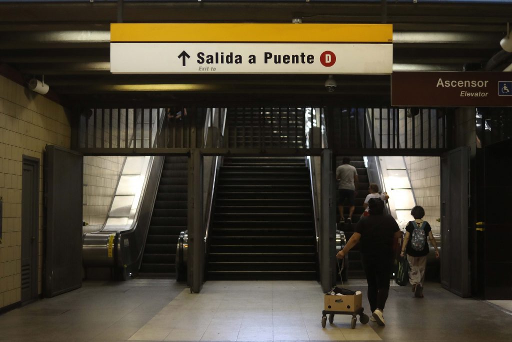 Metro de Santiago informa retraso en parte de su red