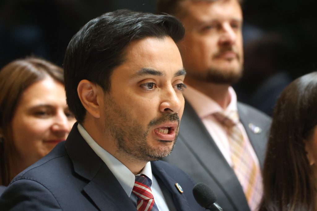 Diputado Álvaro Carter critica al Gobierno por tardanza en aplicación de ley contra narco funerales