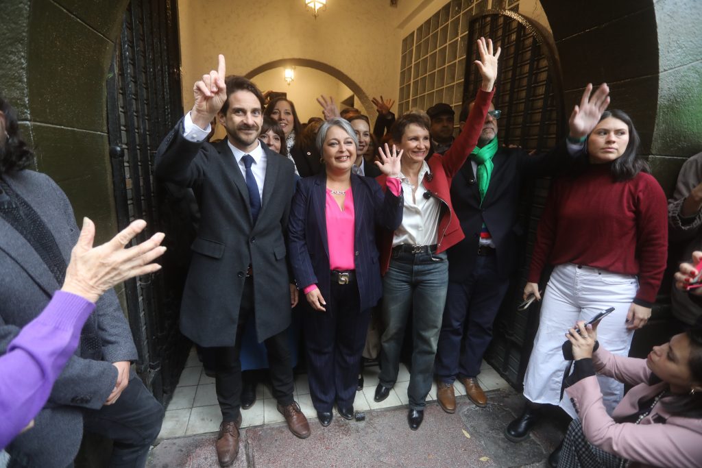 Candidatos del oficialismo marchan por el Día del Trabajador y promueven salario vital