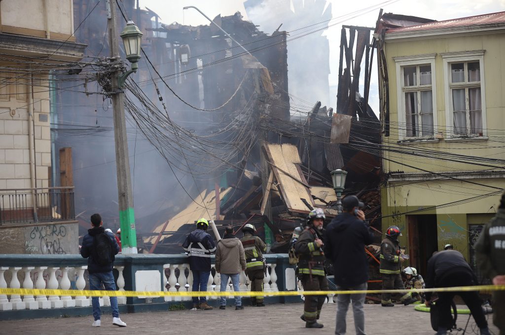 Incendio en Barrio Puerto de Valparaíso: PDI confirma hallazgo de cuatro cuerpos entre los escombros