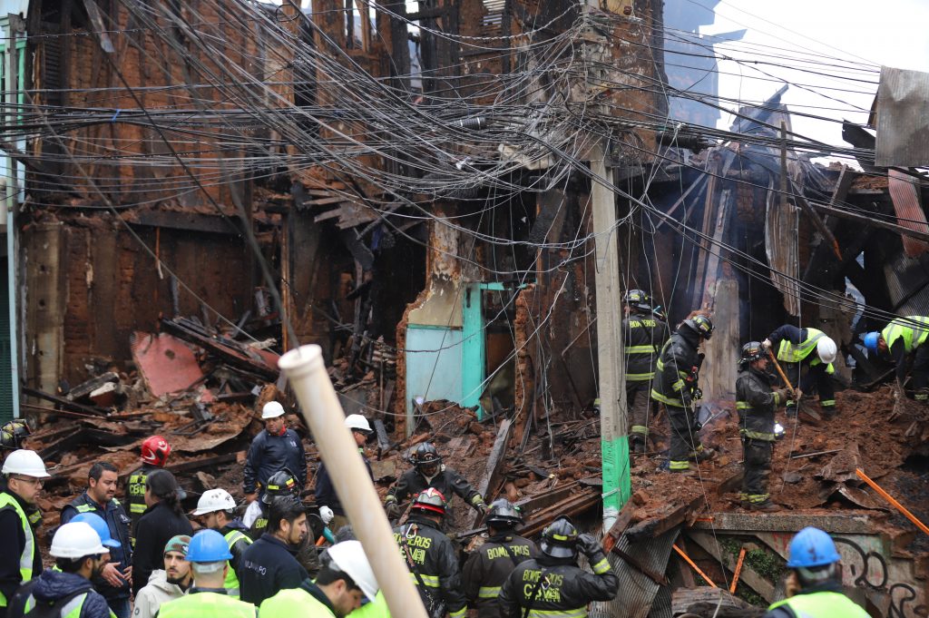 Encuentran tercer cuerpo entre escombros tras incendio en Barrio Puerto de Valparaíso