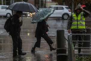 Revisa a qué hora llueve en Santiago este viernes: Precipitaciones se extenderán por toda la tarde