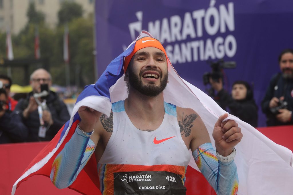 El chileno Carlos Díaz se consagra campeón en la Maratón de Santiago 2025