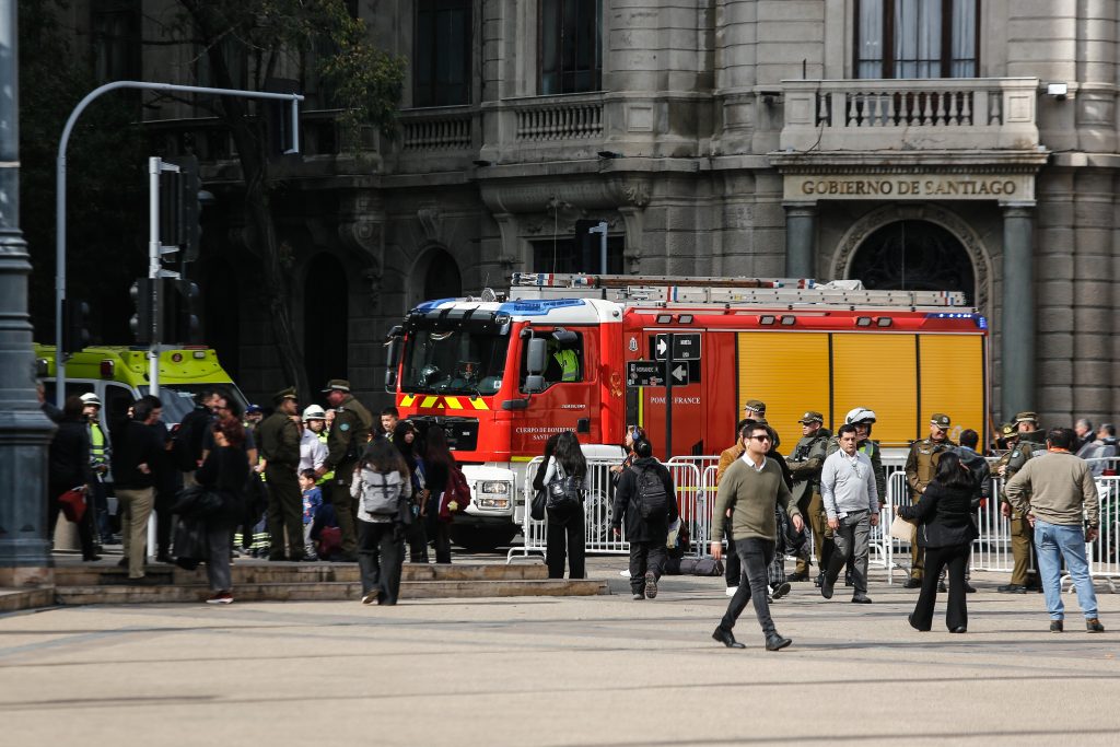Carabineros alerta por olor a gas en diversos puntos de Santiago Centro