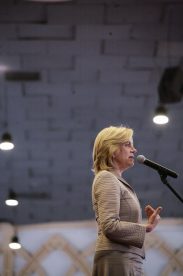 Matthei presenta plan integral para enfrentar la baja natalidad en Chile