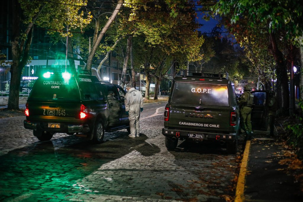 Artefacto explosivo detona fuera de un edificio en Providencia