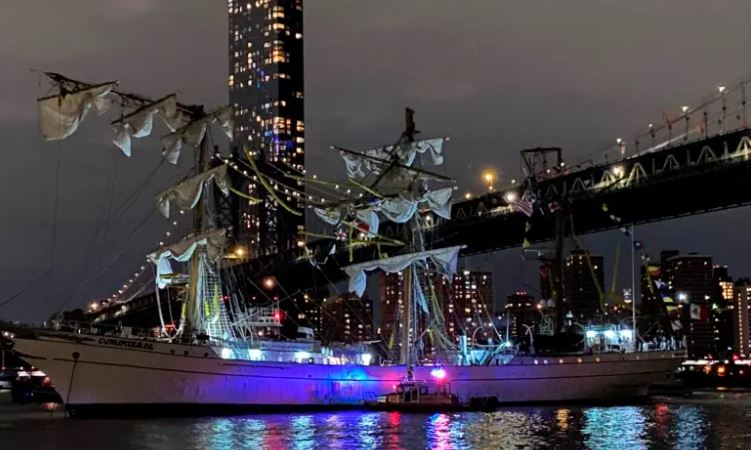 Tragedia en Nueva York: buque mexicano choca con el Puente de Brooklyn y deja dos muertos