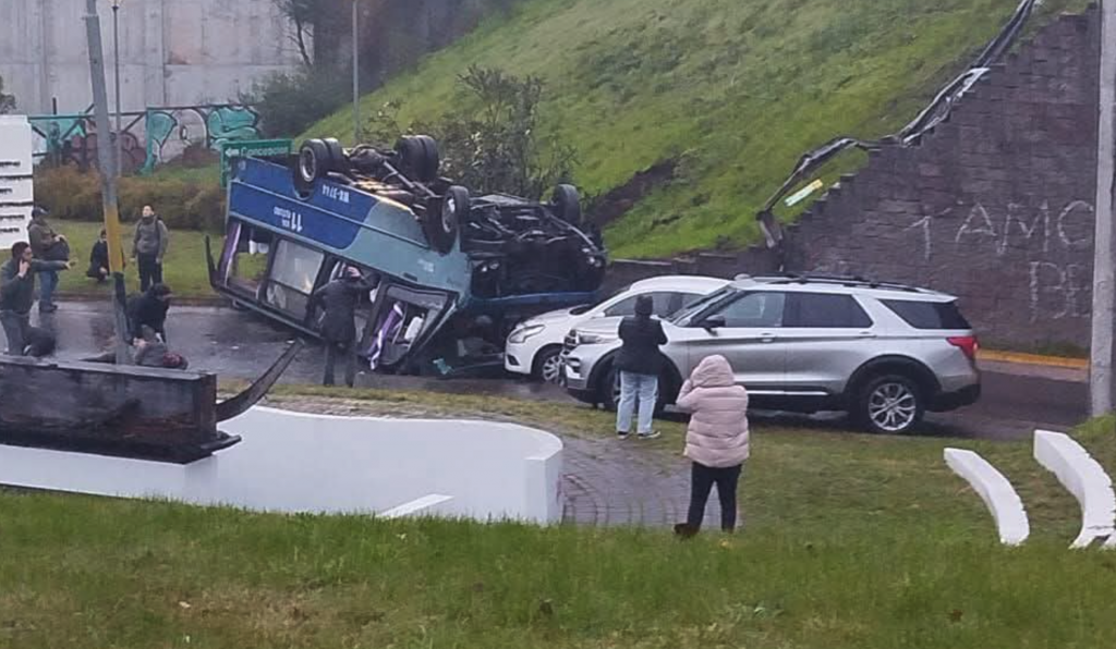 Microbus vuelca tras caer desde un paso sobre nivel en Chiguayante: Hay dos muertos y una decena de heridos