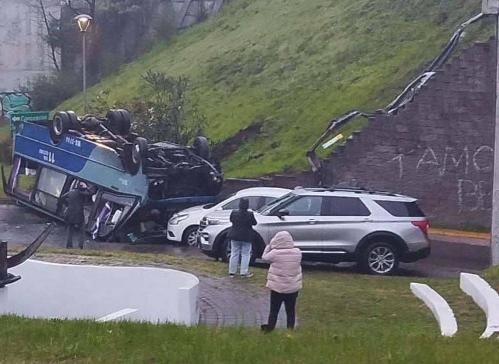 Microbus vuelca tras caer desde un paso sobre nivel en Chiguayante: Hay dos muertos y una decena de heridos