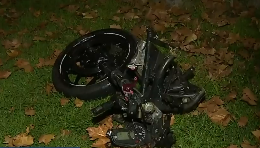 Motociclista muere tras violento choque en Maipú: Moto se partió a la mitad tras accidente