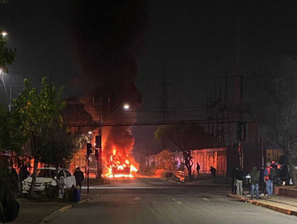 Un menor detenido tras quema de bus en Cerro Navia: Delincuentes lanzaron molotov