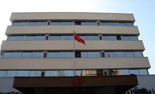 Embajada de China en Chile desmiente desistimiento de BYD y Tsingshan en proyectos de litio