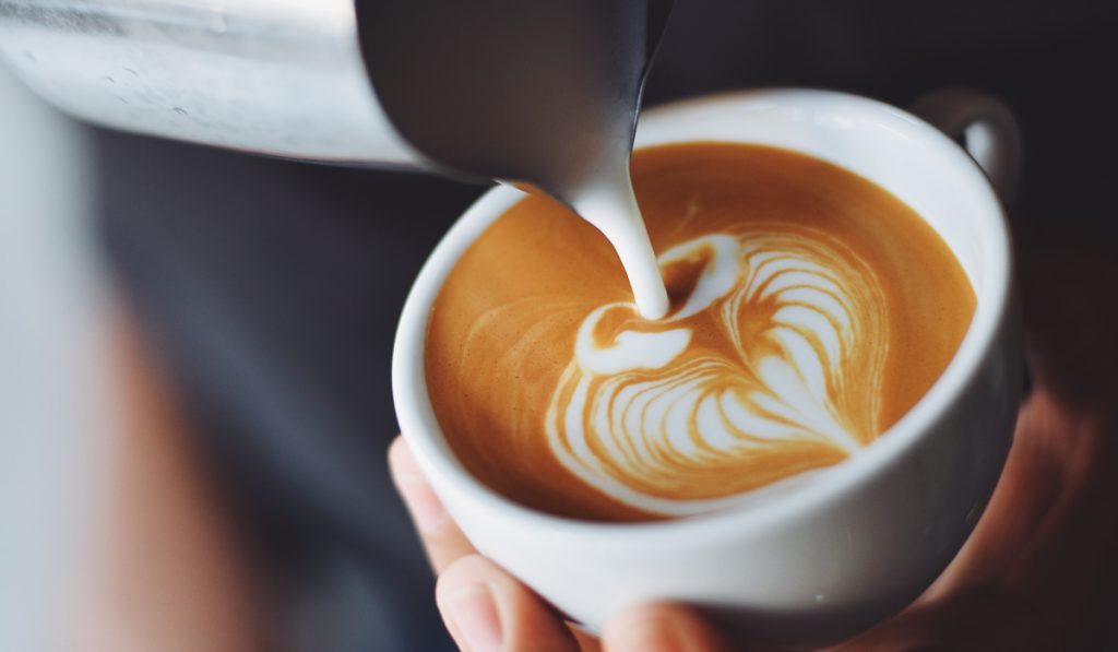 Estudio revela: en promedio, los chilenos consumen 10 tazas de café a la semana