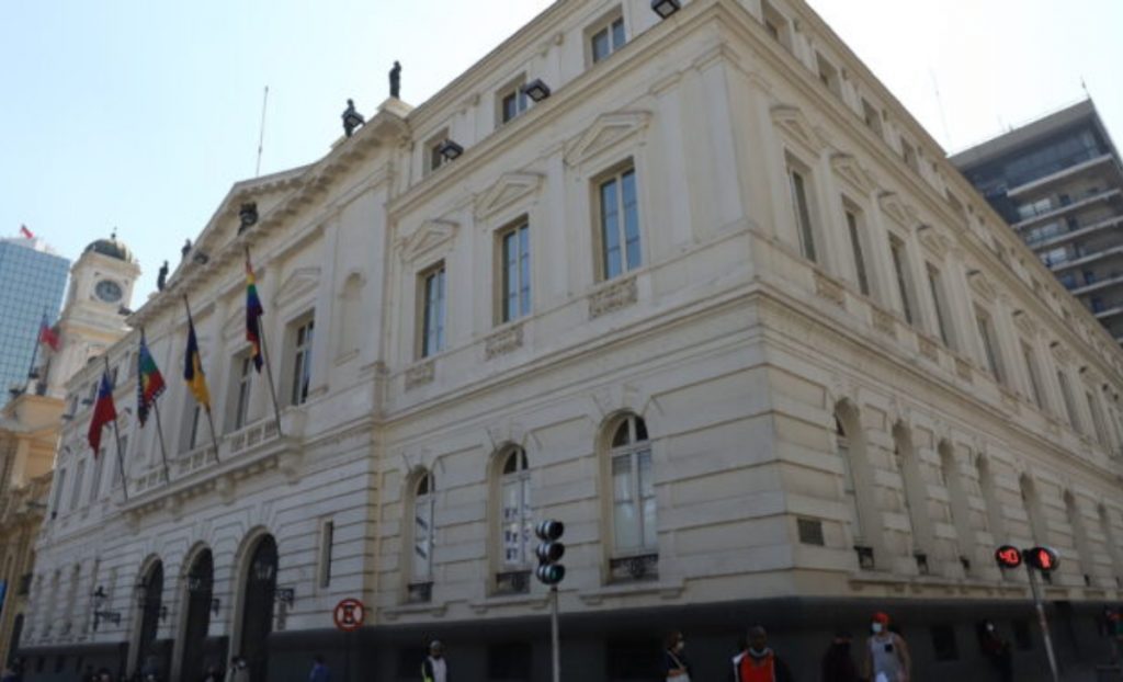 Con Barraza en la lista: Municipio de Santiago abrirá sumario a 300 funcionarios por licencias médicas con viajes al extranjero