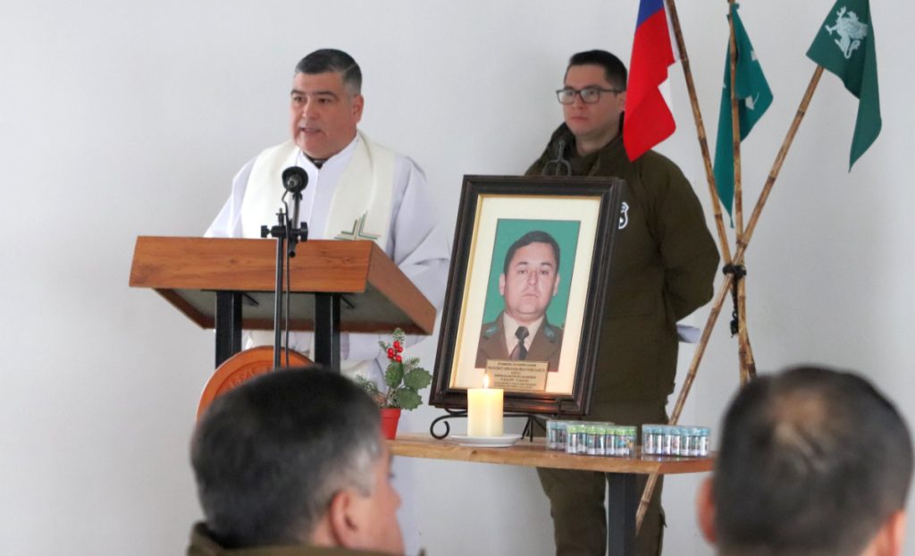 Carabineros conmemora el cuarto aniversario de la muerte del Suboficial Mayor Benavides con ceremonia en Pailahueque