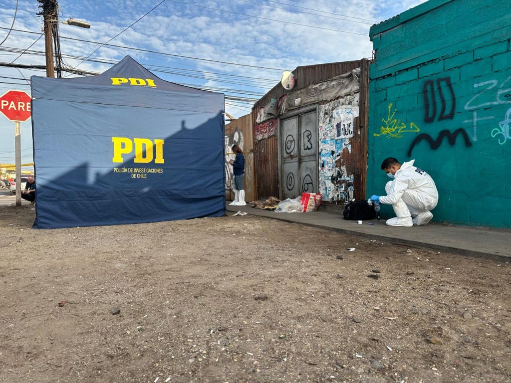 Encuentran cuerpo de adulta mayor en vía pública de Iquique: víctima fue apuñalada
