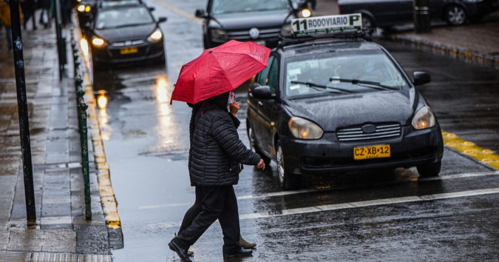 Meteorólogo anticipa hasta qué hora lloverá en Santiago este jueves