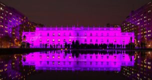 La emotiva causa por la que La Moneda se tiñó de morado