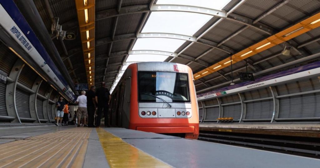 Metro de Santiago vuelve a fallar: Estas son las estaciones cerradas y la línea afectada