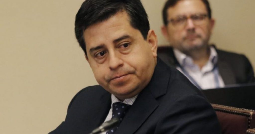 Senador Pedro Araya exige salida de Julio Salas tras ‘grotesco’ error en Ley de Fraccionamiento