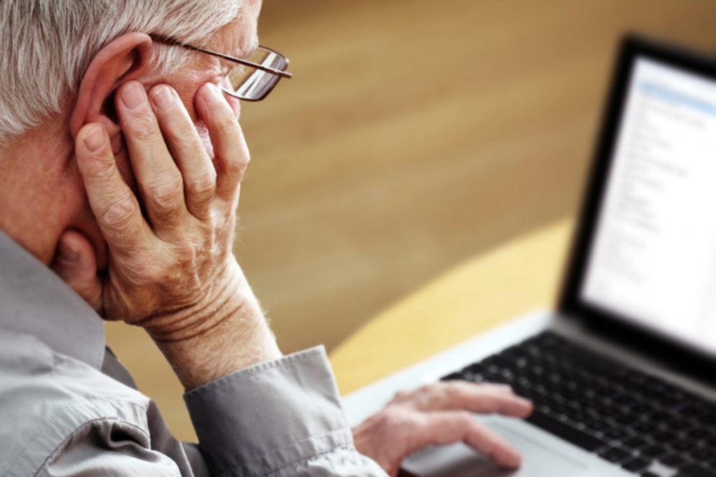 El 66% de los adultos mayores declara sentirse presionado a digitalizarse: Expertos advierten riesgos de exclusión