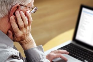 El 66% de los adultos mayores declara sentirse presionado a digitalizarse: Expertos advierten riesgos de exclusión
