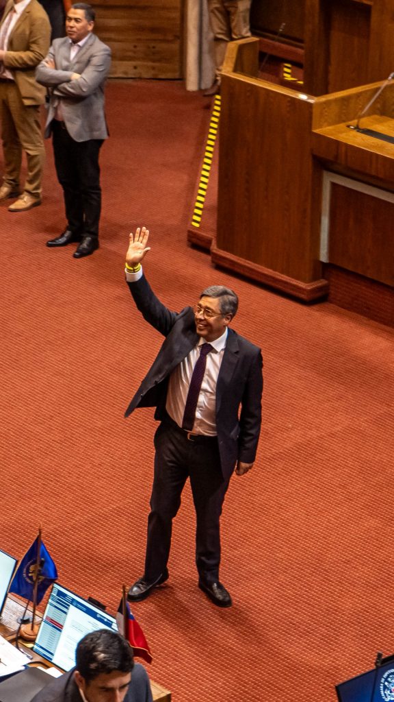Arturo Barrios asume como nuevo diputado por el Distrito 7