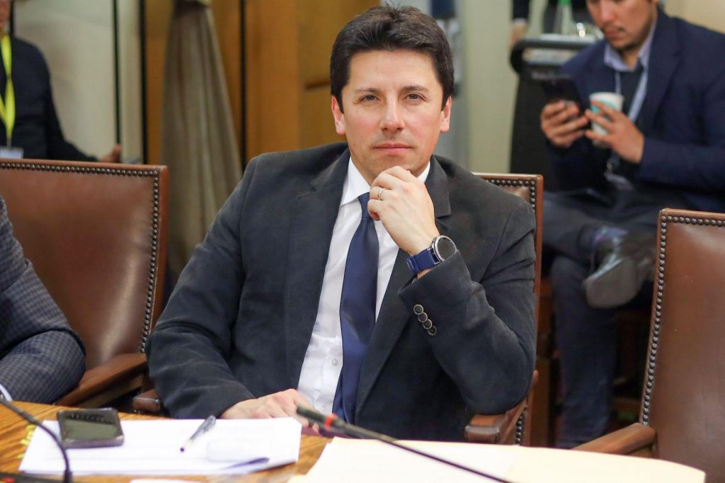 Tras casos de faenamientos de perros: Diputado Mauro González exige mayor fiscalización al Minsal en comercio ambulante