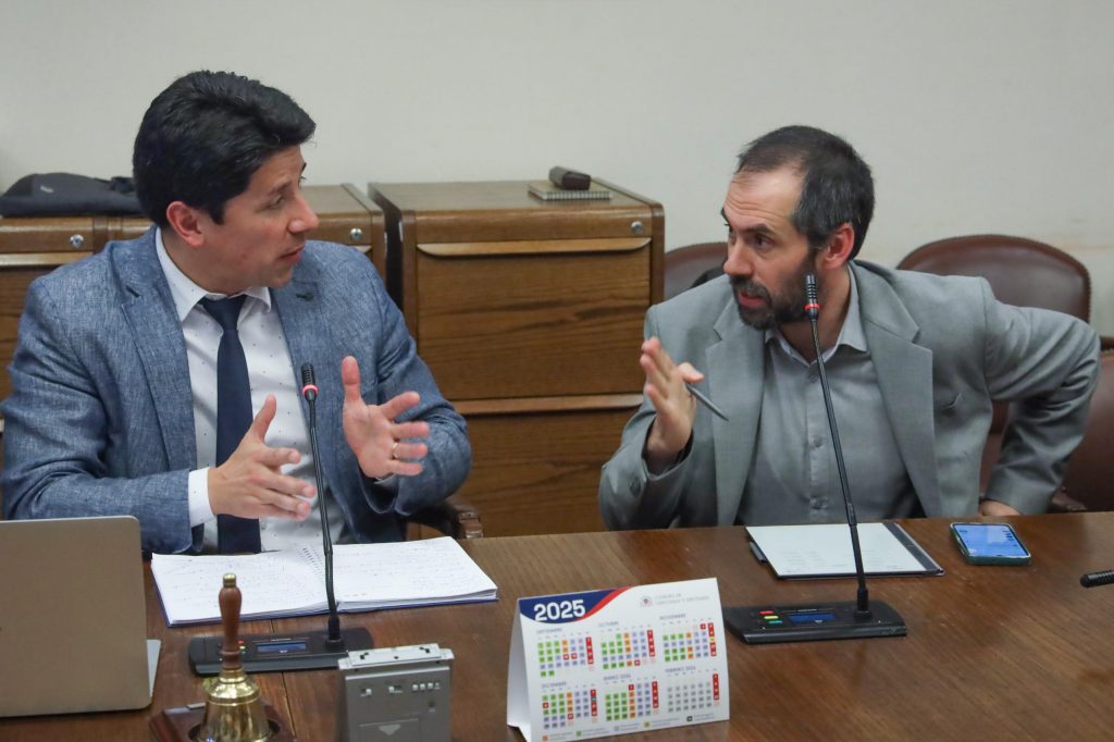 Diputado y dirigentes salmoneros piden declarar el 26 de mayo como el Día del Trabajador de la Salmonicultura