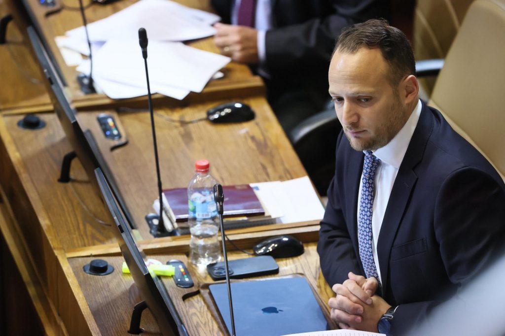 Diputado Jorge Guzmán exige repuestas por recursos destinados a reparar los colegios de Curicó que se mal utilizaron: “La administración anterior debe responder”