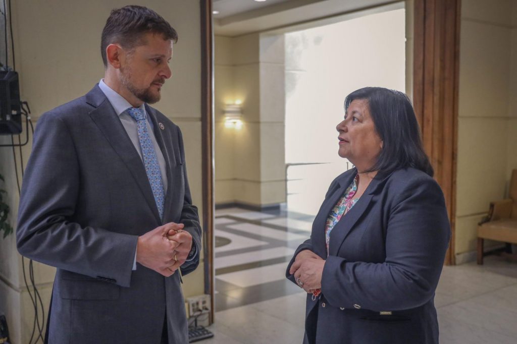 Diputados piden citar al Mineduc por denuncias de exclusión en la Beca Presidente de la República